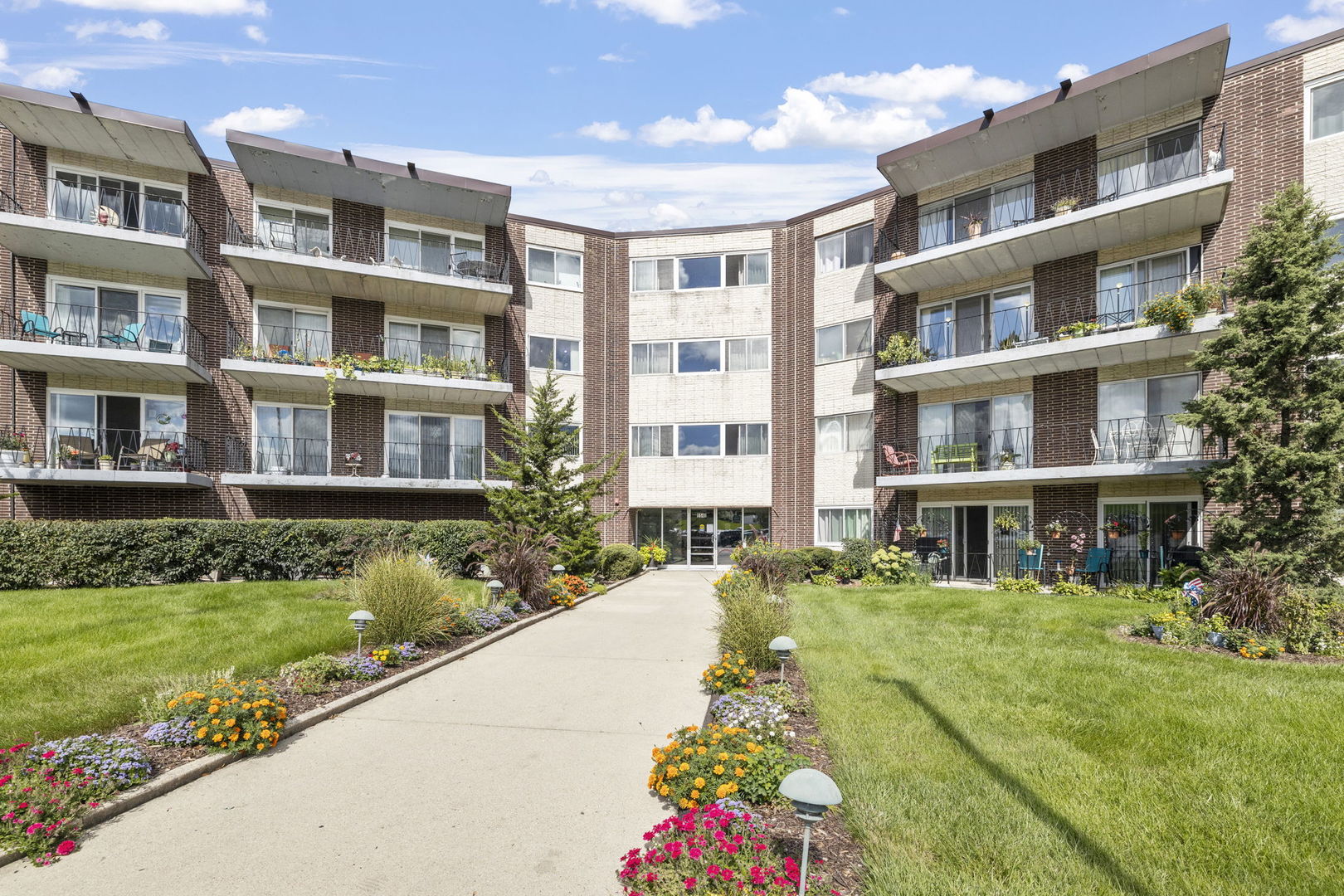 5540 Walnut Avenue #15B, Downers Grove, IL 60515
