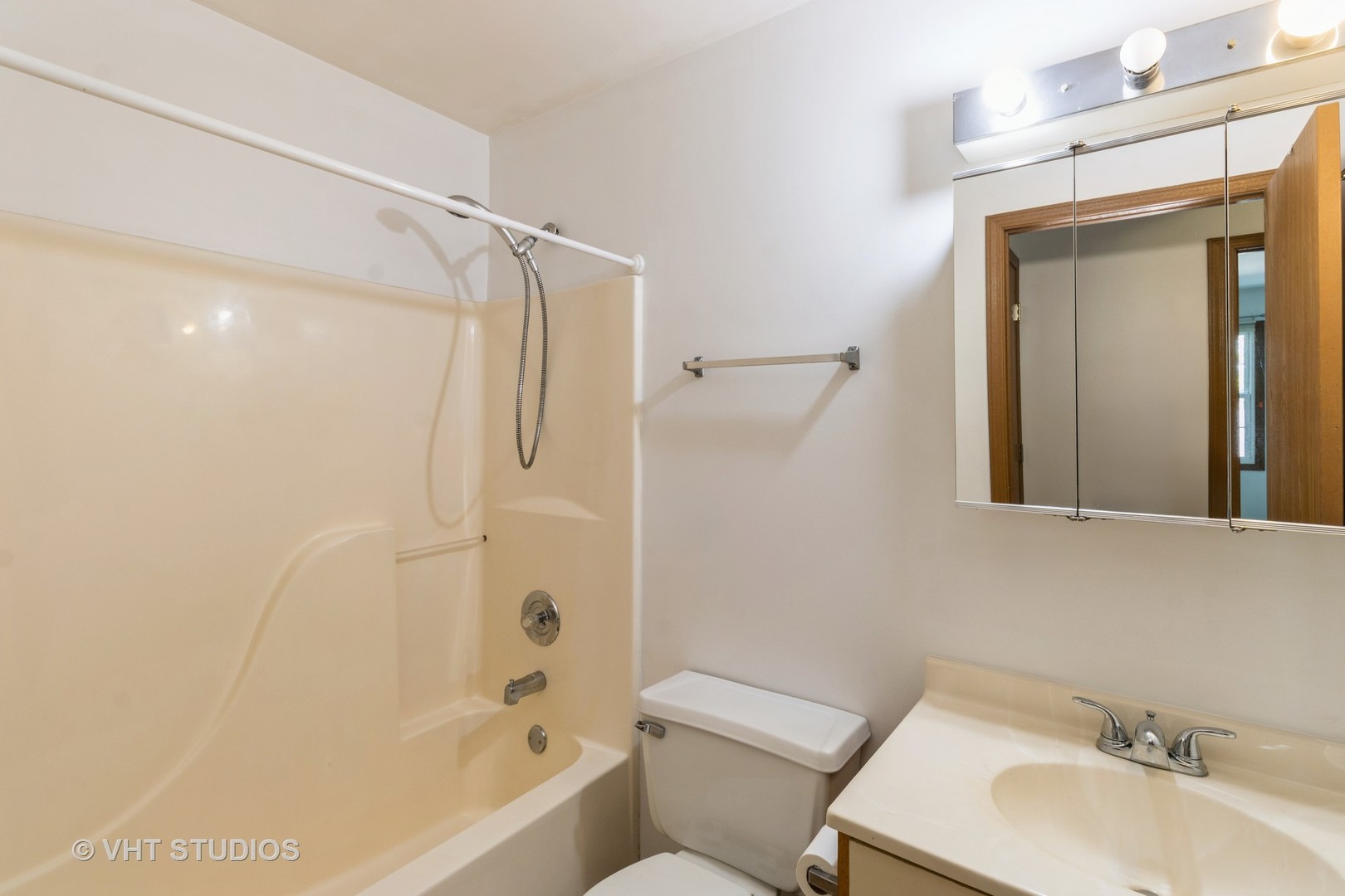 1305 Cunat Court #2B, Lake In The Hills, IL 60156