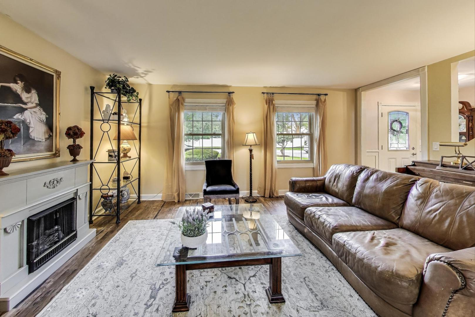 28W409 Leverenz Road, Naperville, IL 60564