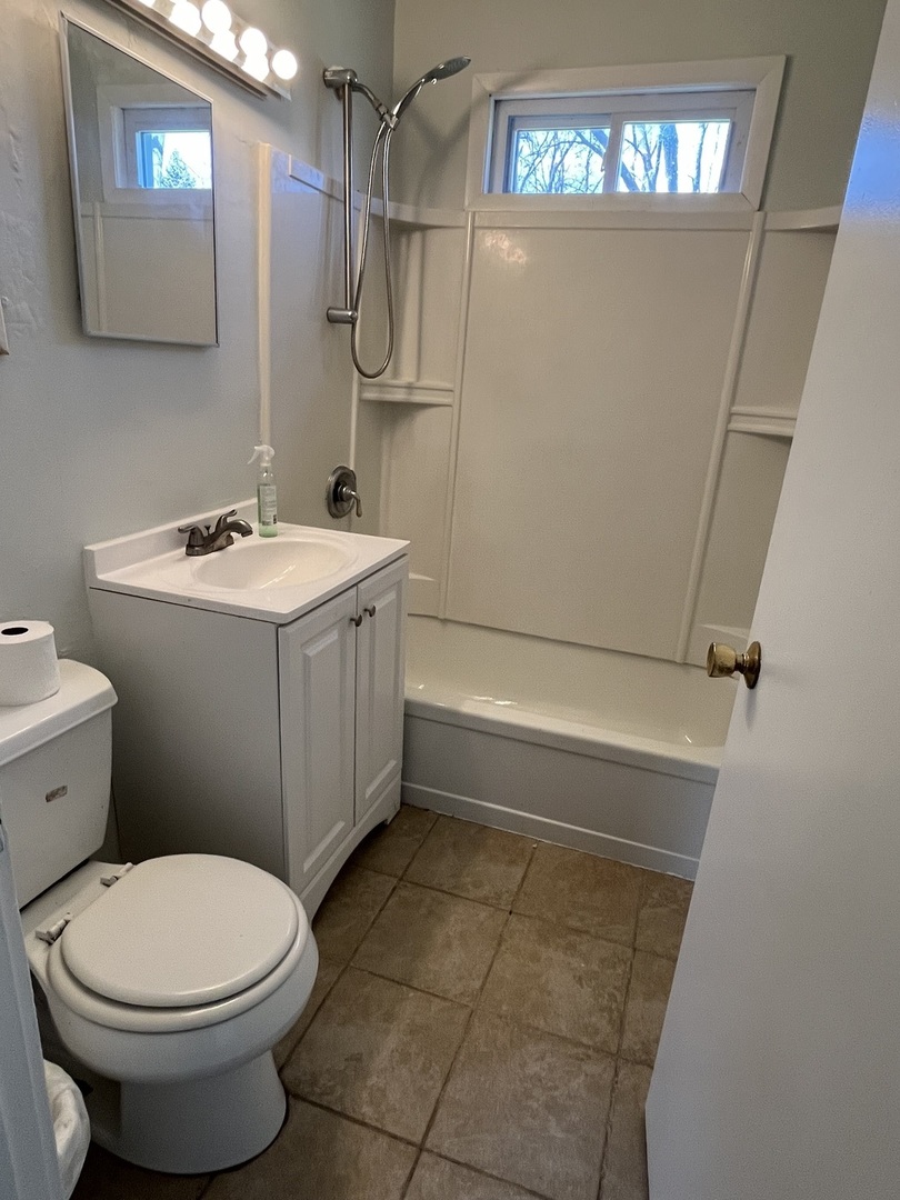 2122 Sprucewood Avenue, Des Plaines, IL 60018