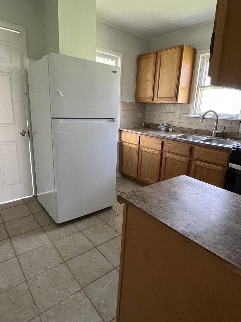 2122 Sprucewood Avenue, Des Plaines, IL 60018
