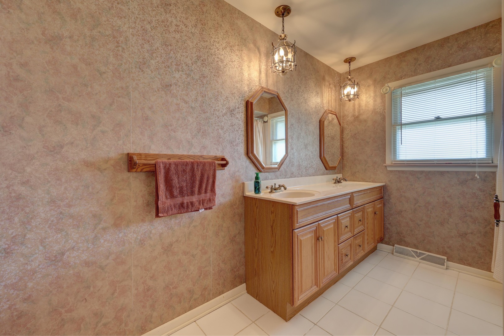410 Dover Drive, Des Plaines, IL 60018