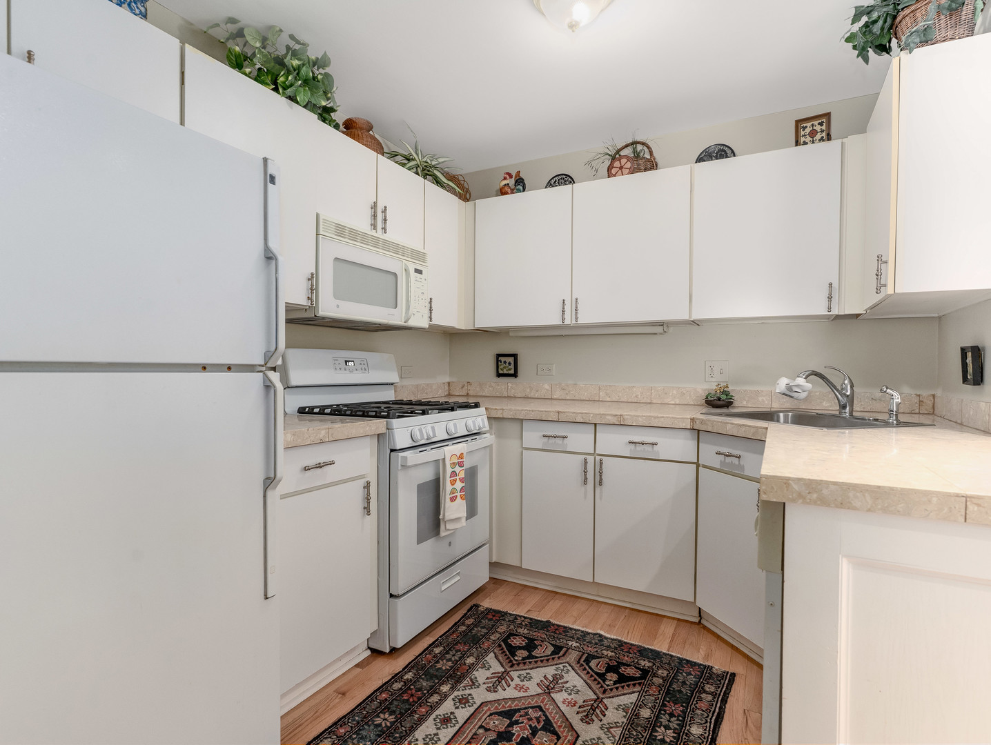 471 RIVER BEND Road #107, Naperville, IL 60540