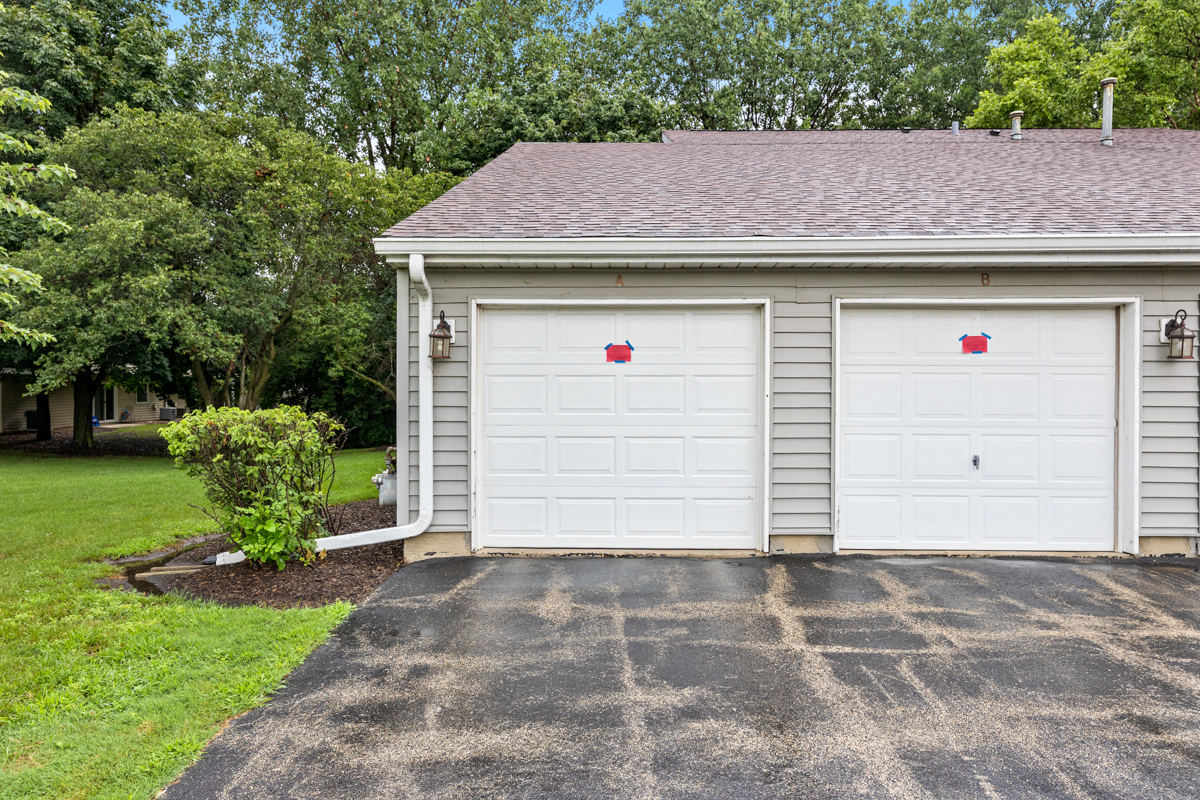 27 N Victoria Lane #A, Streamwood, IL 60107