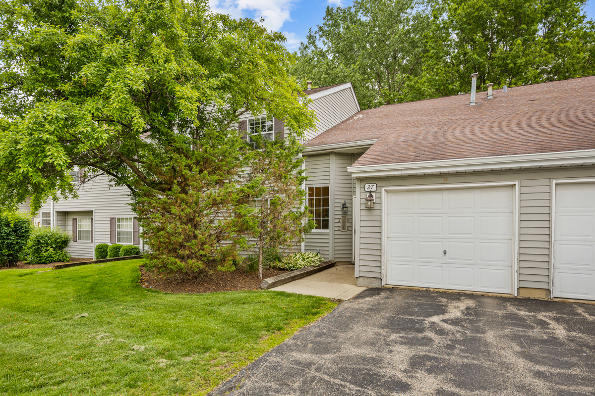 27 N Victoria Lane #A, Streamwood, IL 60107