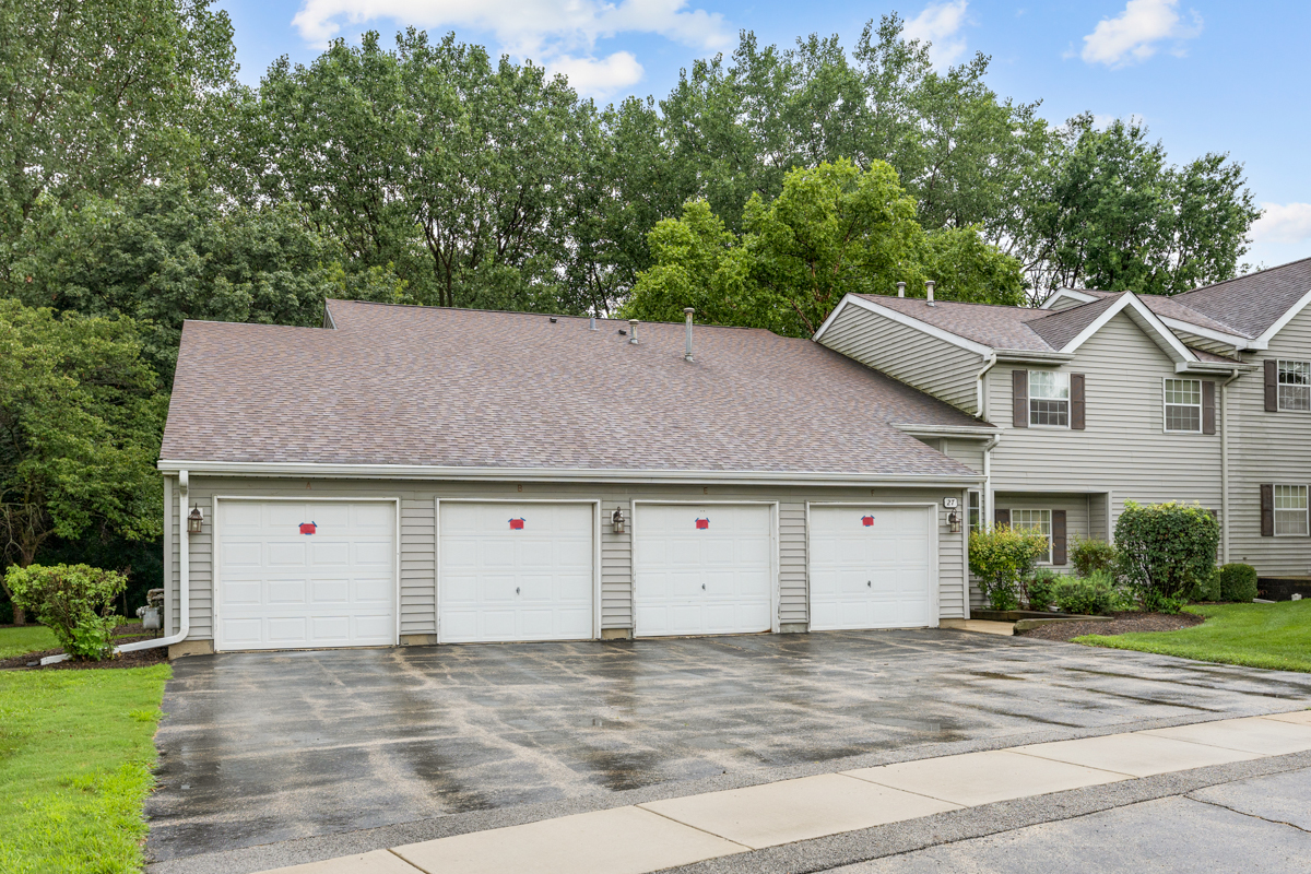 27 N Victoria Lane #A, Streamwood, IL 60107