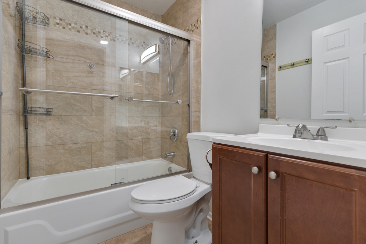 27 N Victoria Lane #A, Streamwood, IL 60107