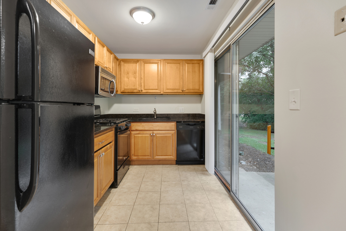 27 N Victoria Lane #A, Streamwood, IL 60107