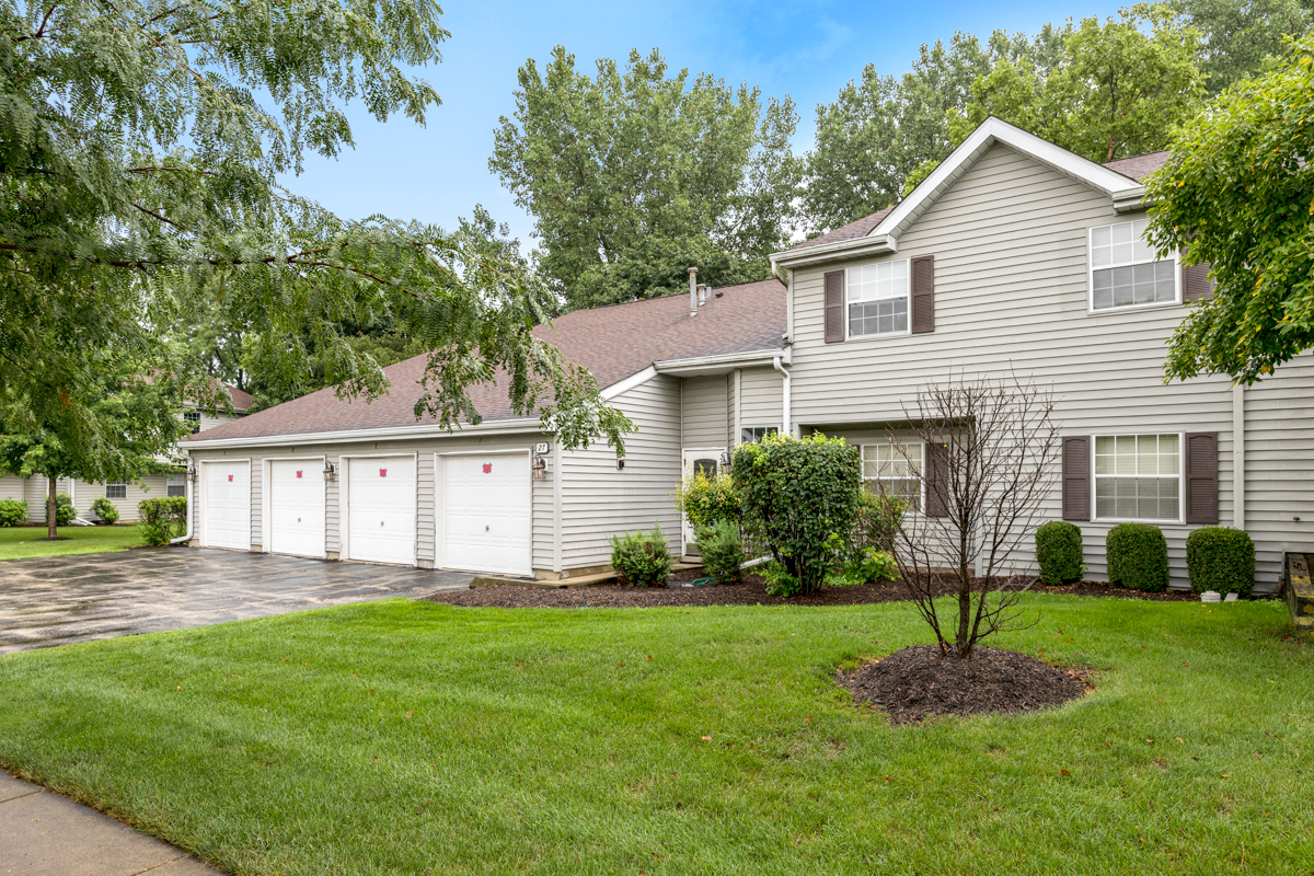 27 N Victoria Lane #A, Streamwood, IL 60107