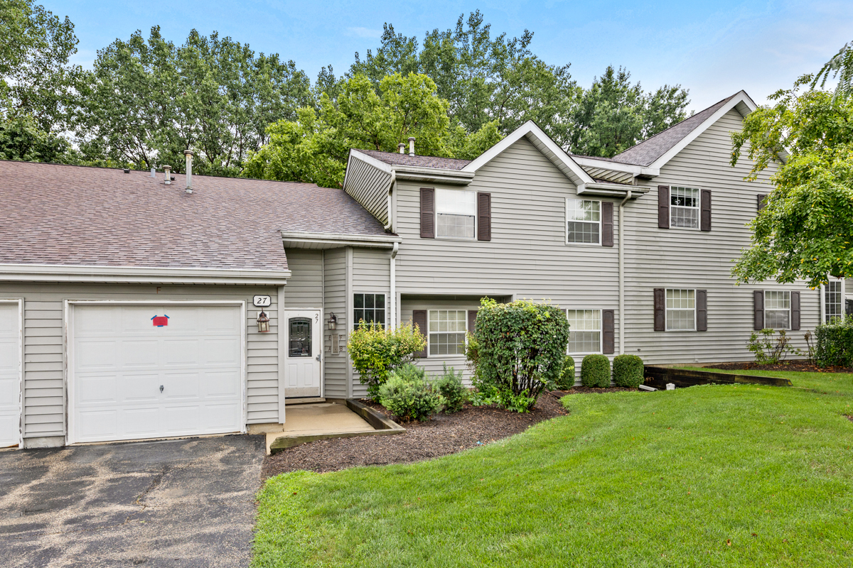 27 N Victoria Lane #A, Streamwood, IL 60107