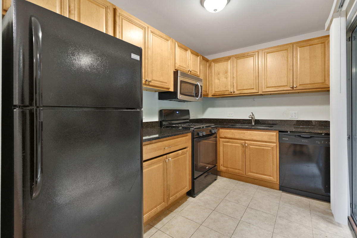 27 N Victoria Lane #A, Streamwood, IL 60107