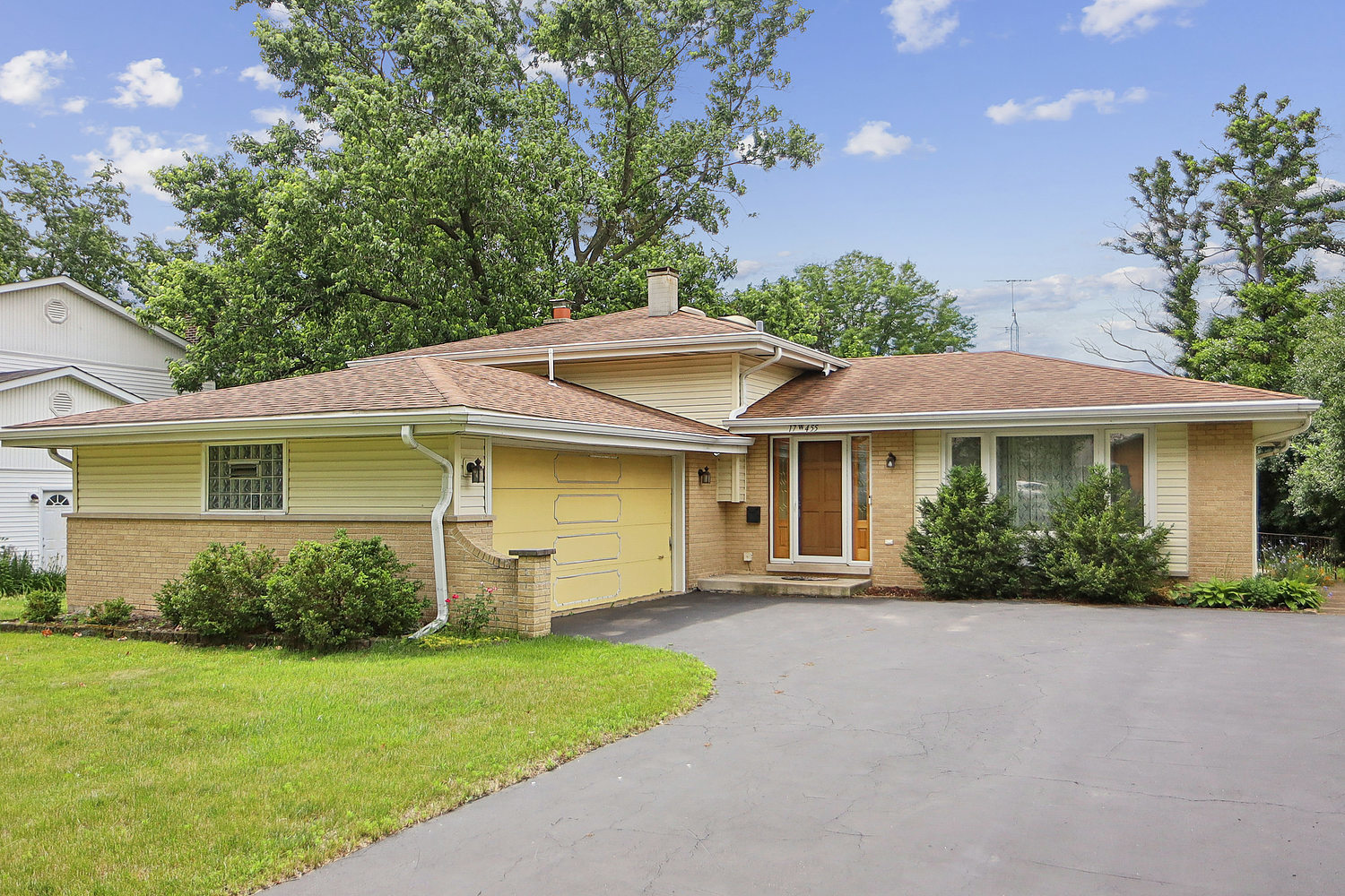 17W455 Concord Place, Darien, IL 60561