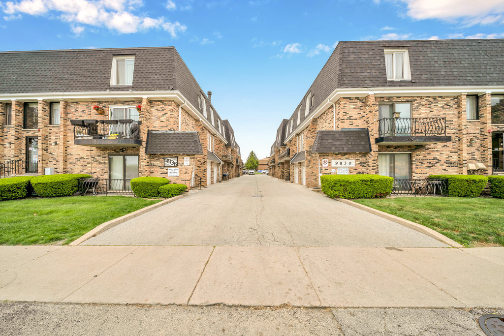 9830 Sayre Avenue #16, Chicago Ridge, IL 60415