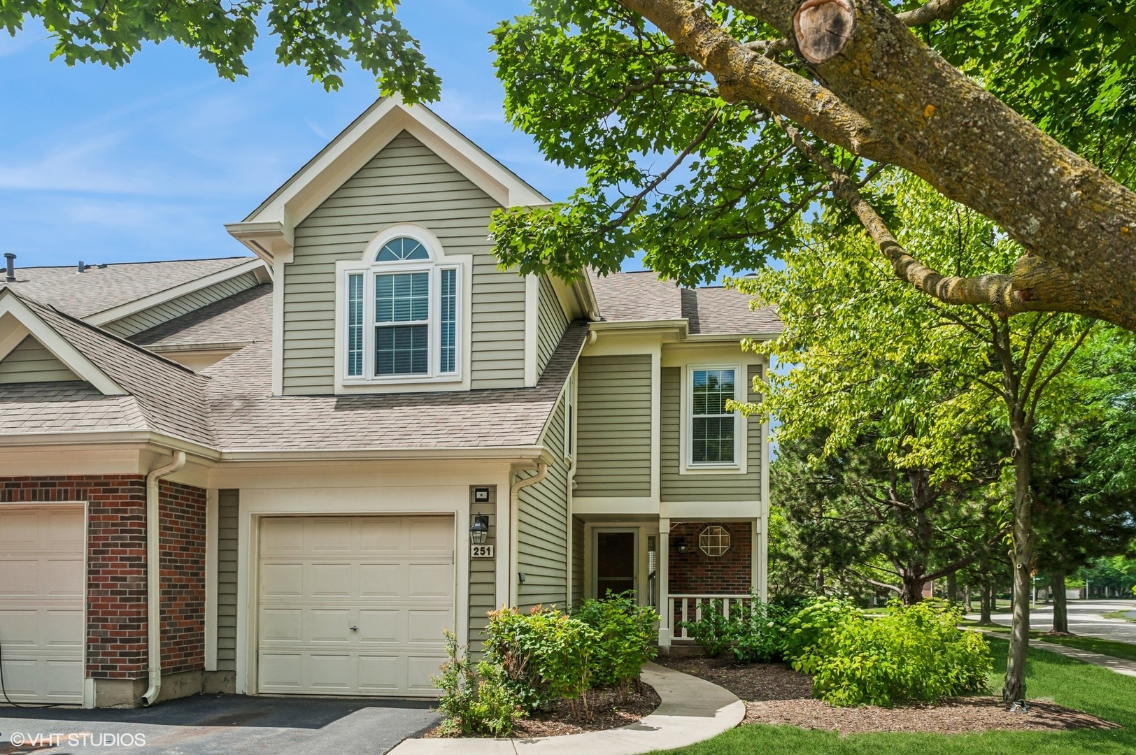 251 Cobblestone Court, Schaumburg, IL 60173