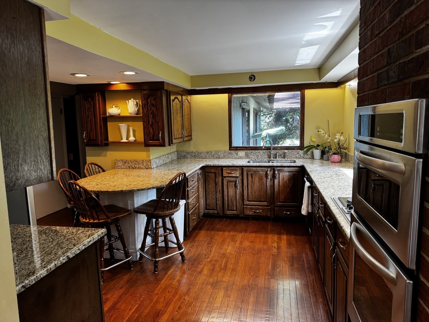 37 Sheffield Lane, Oak Brook, IL 60523