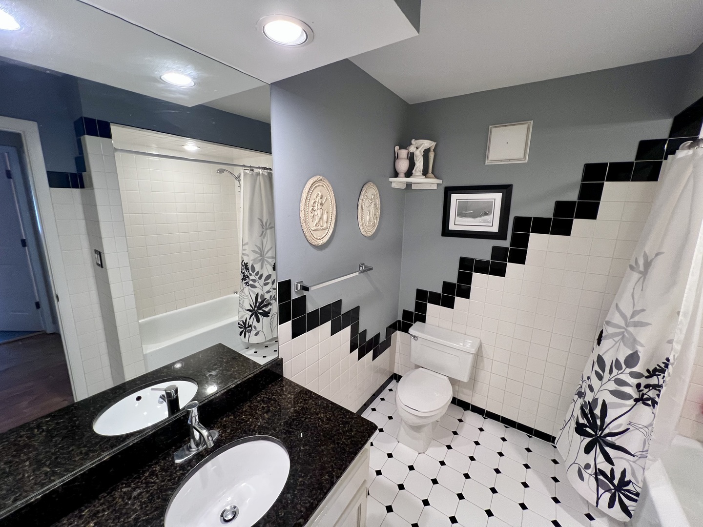 3415 83rd Street #E16, Woodridge, IL 60517