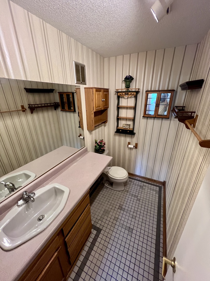 3415 83rd Street #E16, Woodridge, IL 60517