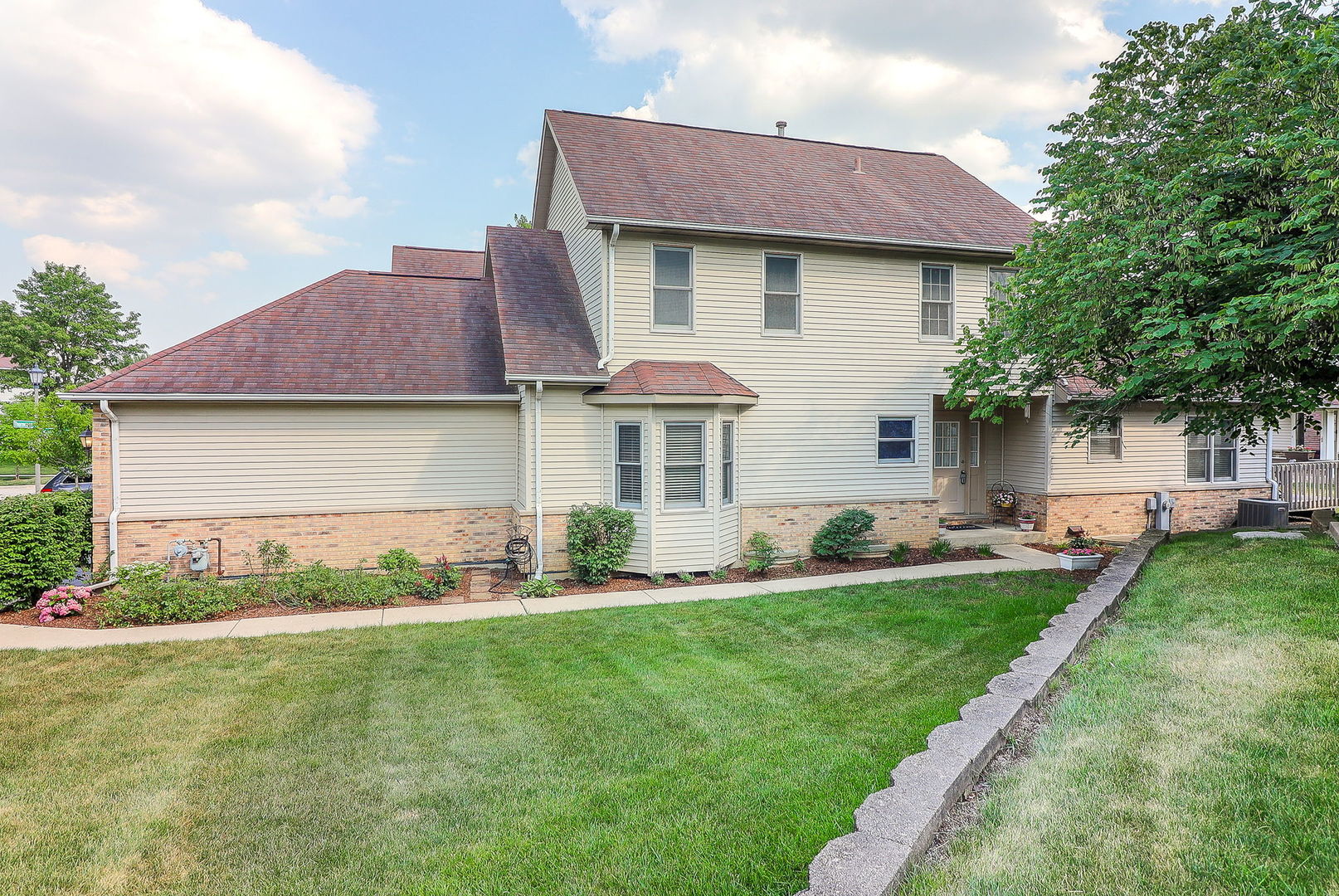 2007 Thornwood Circle, St. Charles, IL 60174