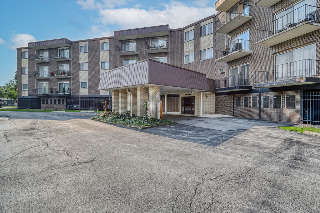 9840 S Pulaski Road #305, Oak Lawn, IL 60453