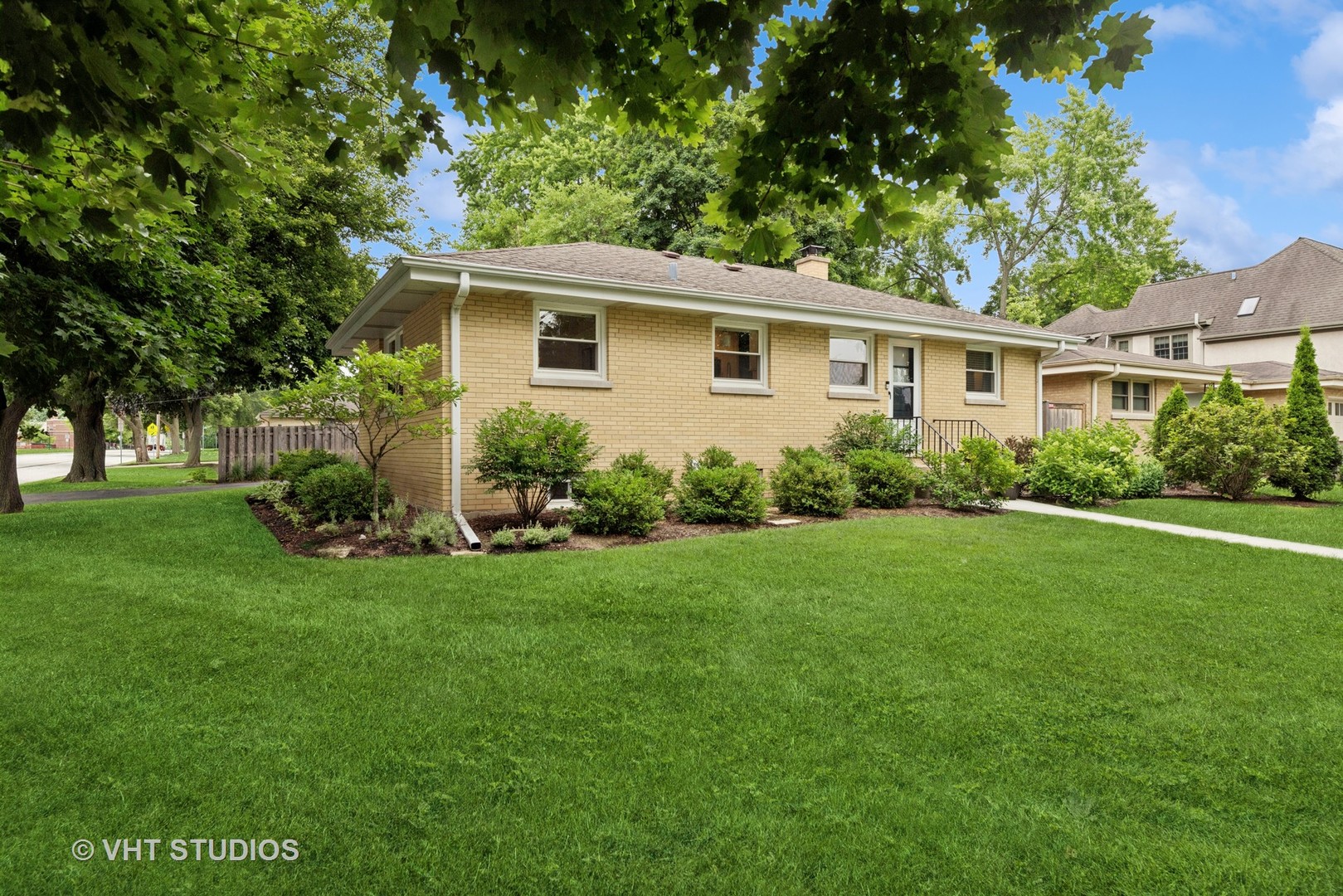 327 W Rockland Road, Libertyville, IL 60048