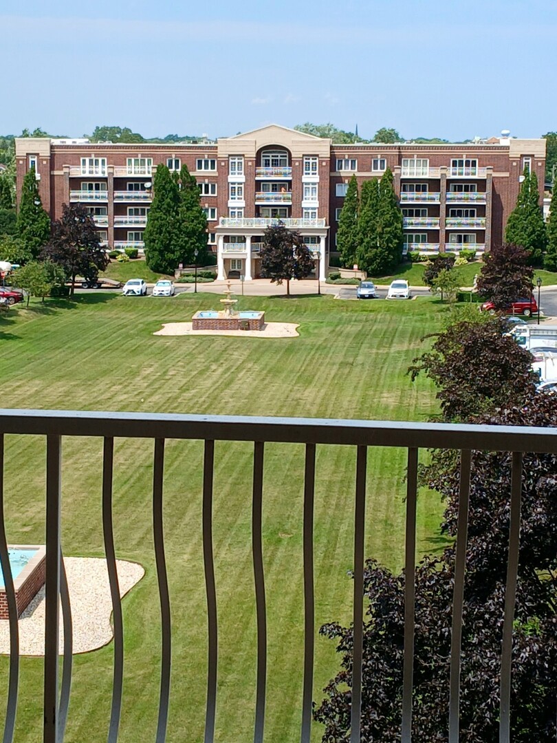 7061 W Touhy Avenue, Niles, IL 60714