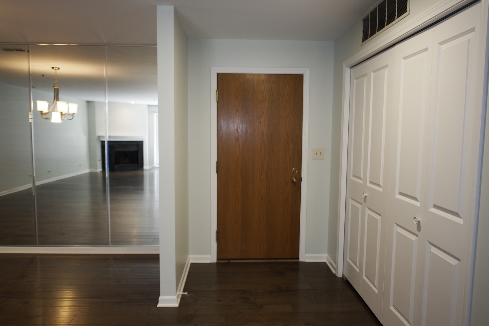 129 Acacia Circle #205E, Indian Head Park, IL 60525
