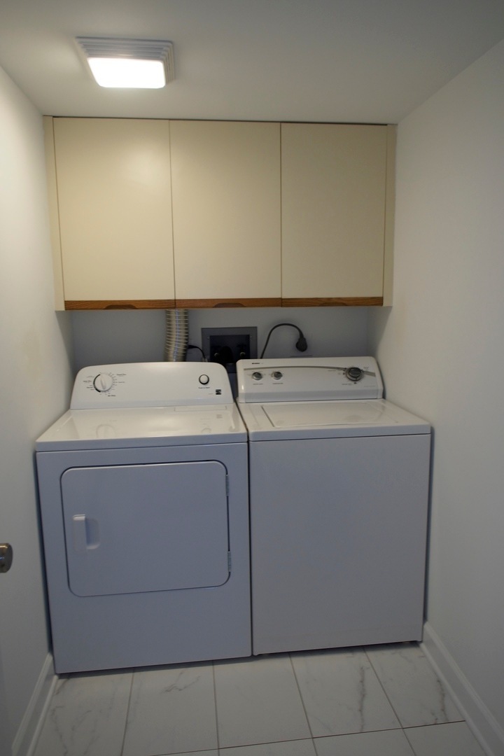 129 Acacia Circle #205E, Indian Head Park, IL 60525