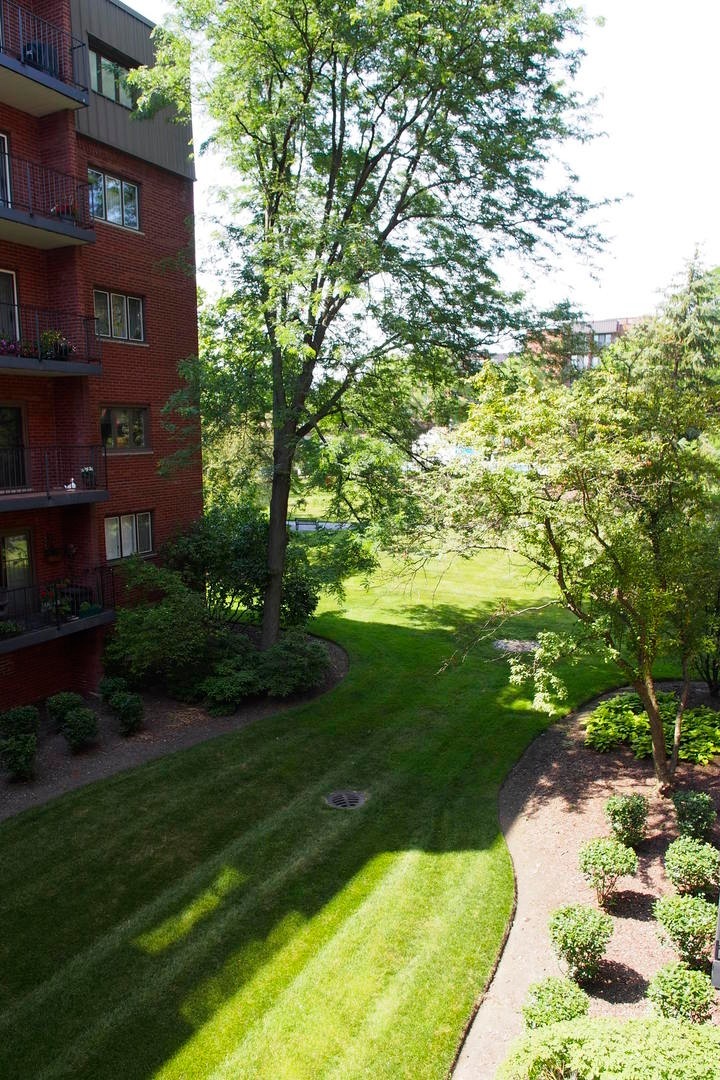129 Acacia Circle #205E, Indian Head Park, IL 60525