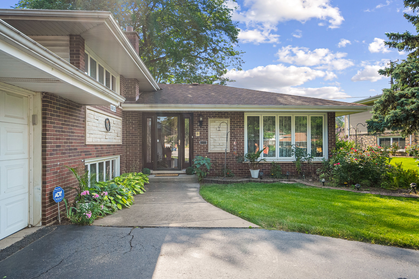 8832 Pleasant Avenue, Hickory Hills, IL 60457