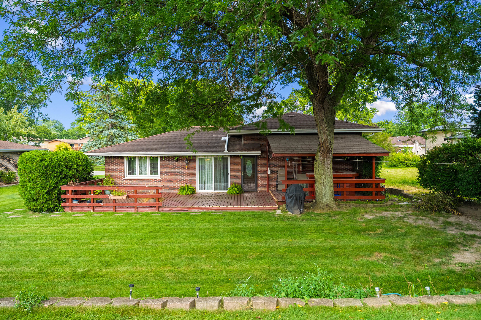 8832 Pleasant Avenue, Hickory Hills, IL 60457
