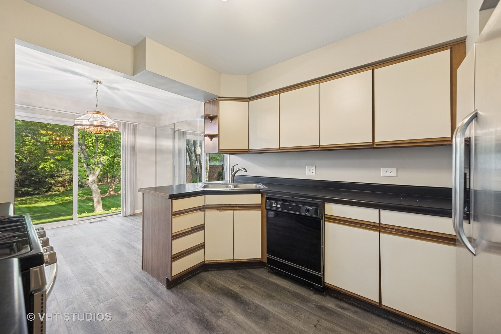 614 Hillview Court, West Chicago, IL 60185