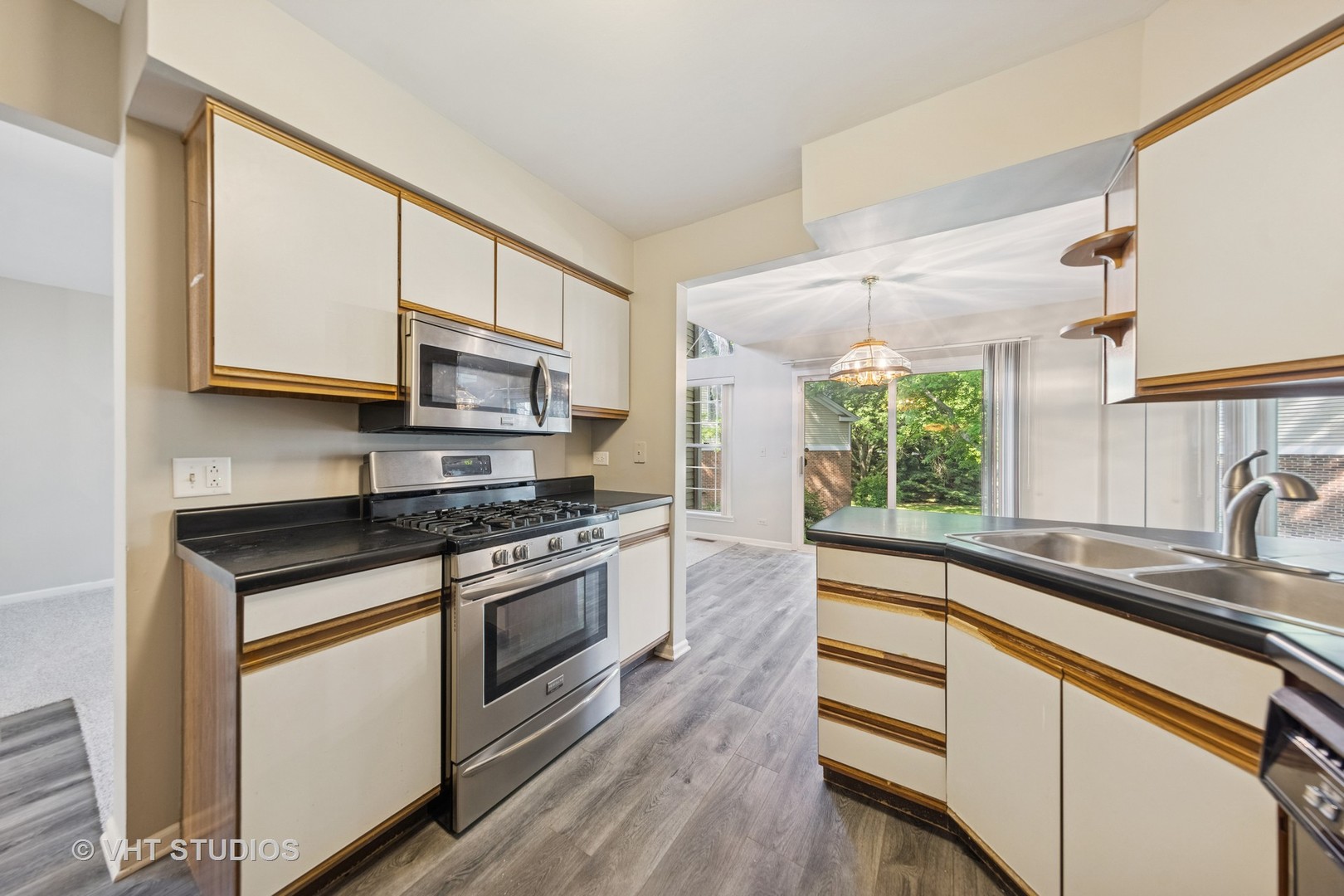 614 Hillview Court, West Chicago, IL 60185