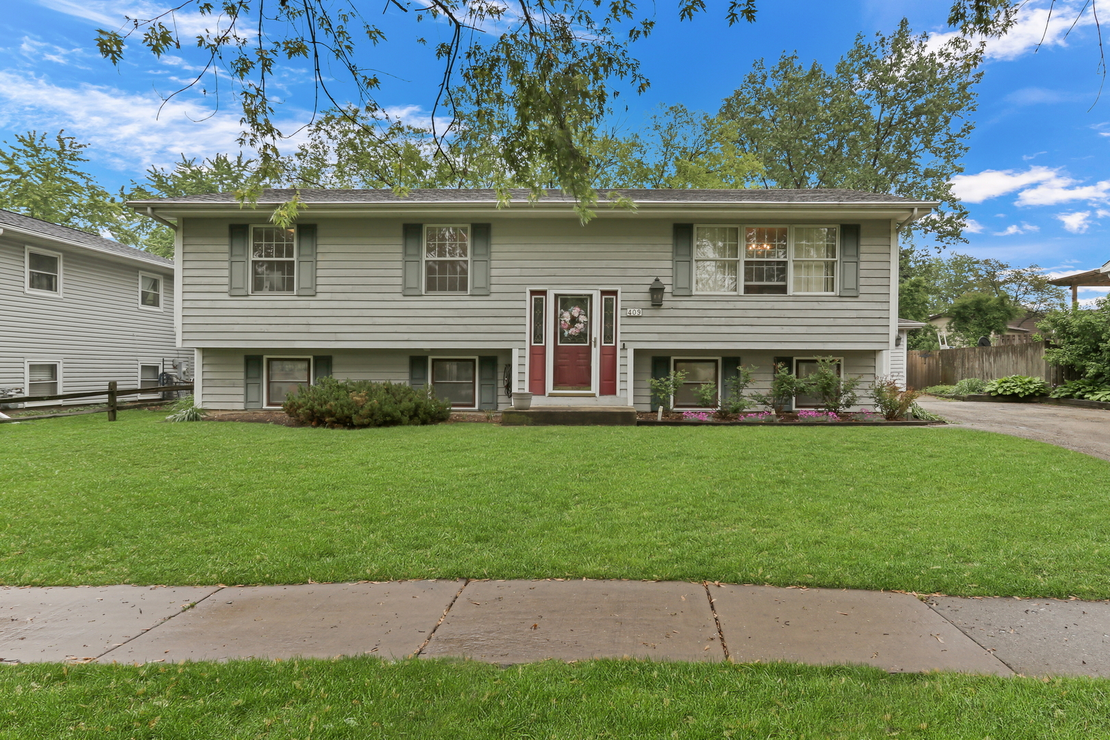 409 Greenview Drive, Park City, IL 60085