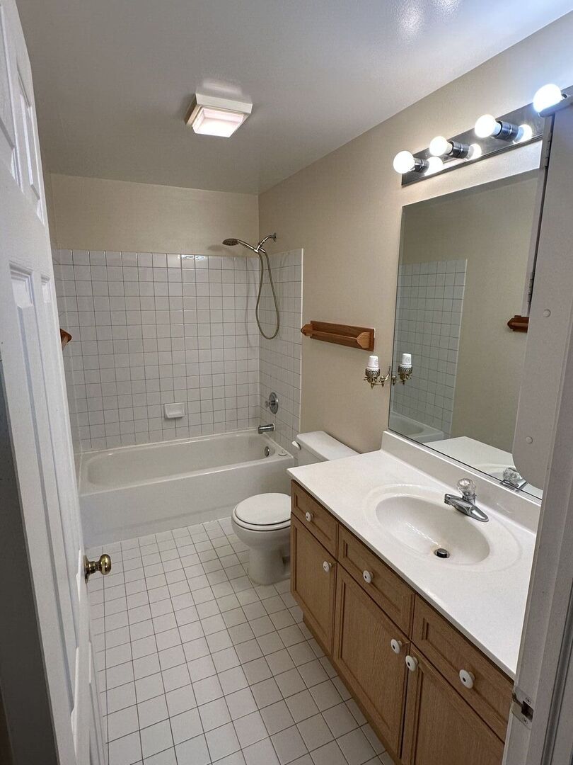 794 N Gary Avenue #104, Carol Stream, IL 60188