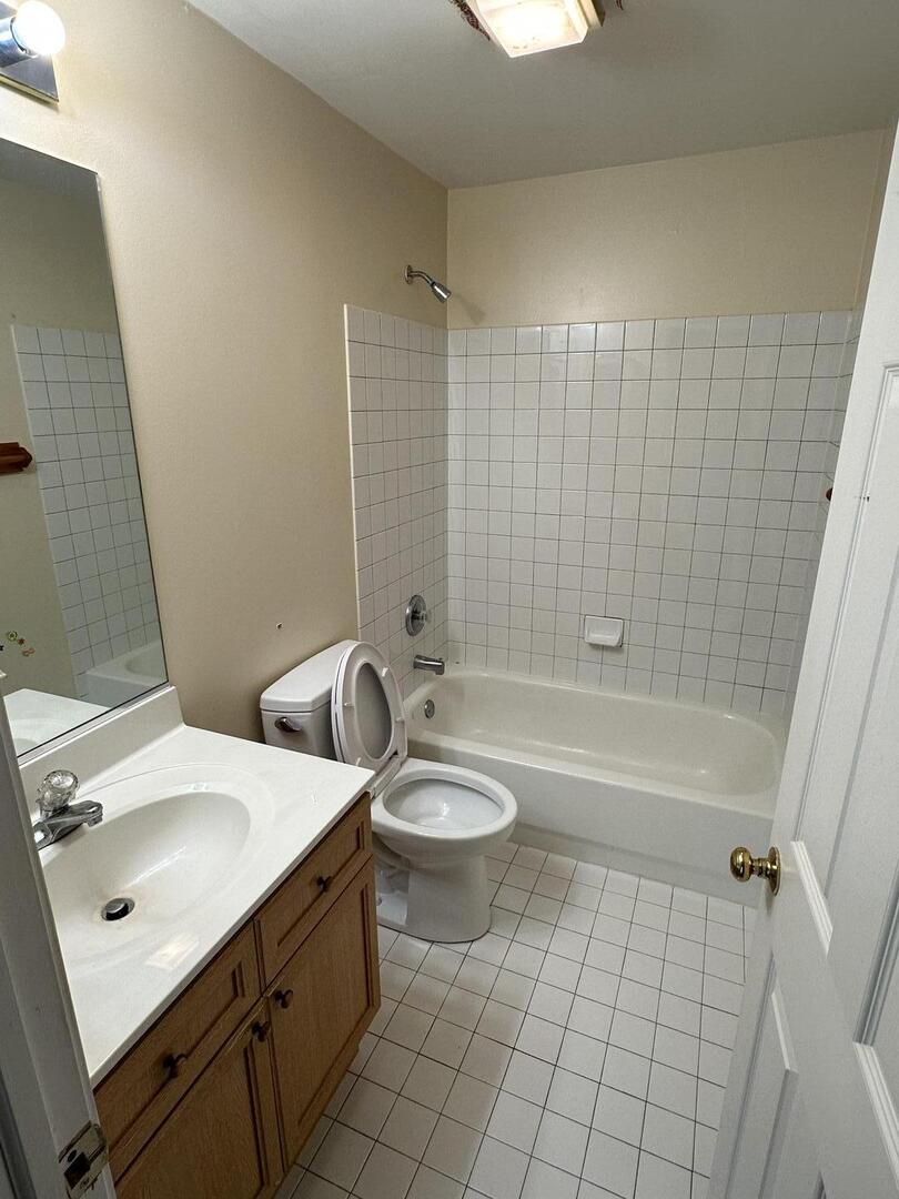 794 N Gary Avenue #104, Carol Stream, IL 60188