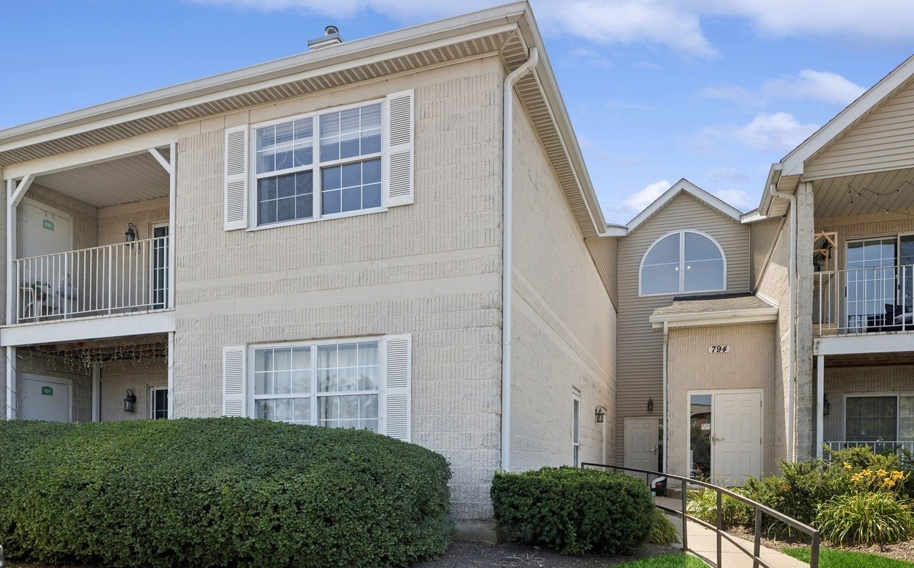 794 N Gary Avenue #104, Carol Stream, IL 60188