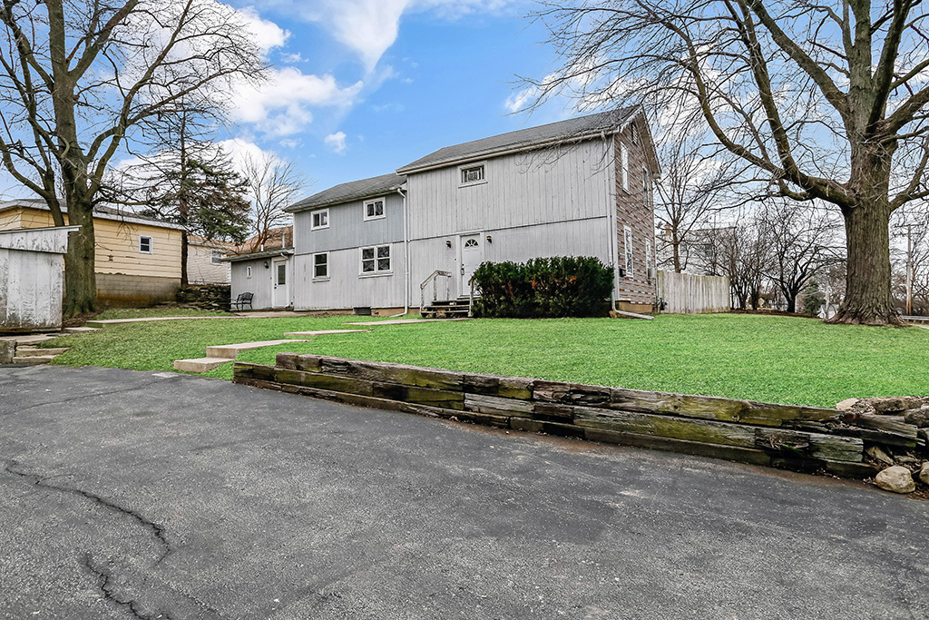 906 E Illinois Street, Lemont, IL 60439