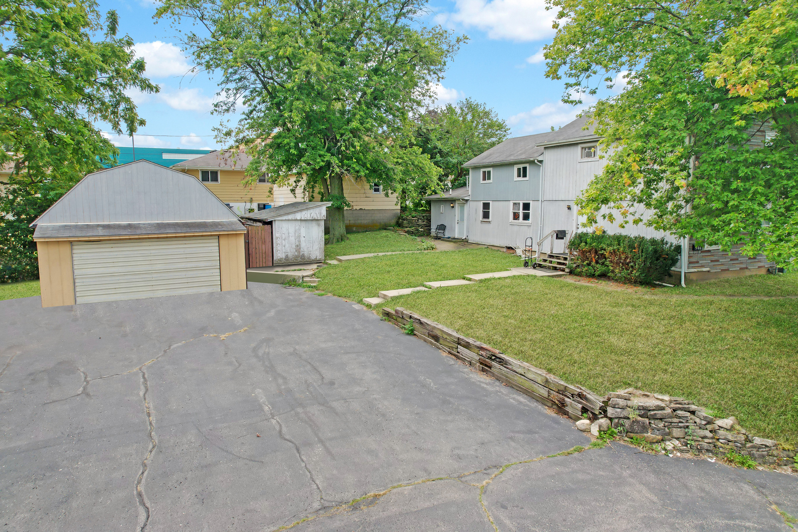 906 E Illinois Street, Lemont, IL 60439