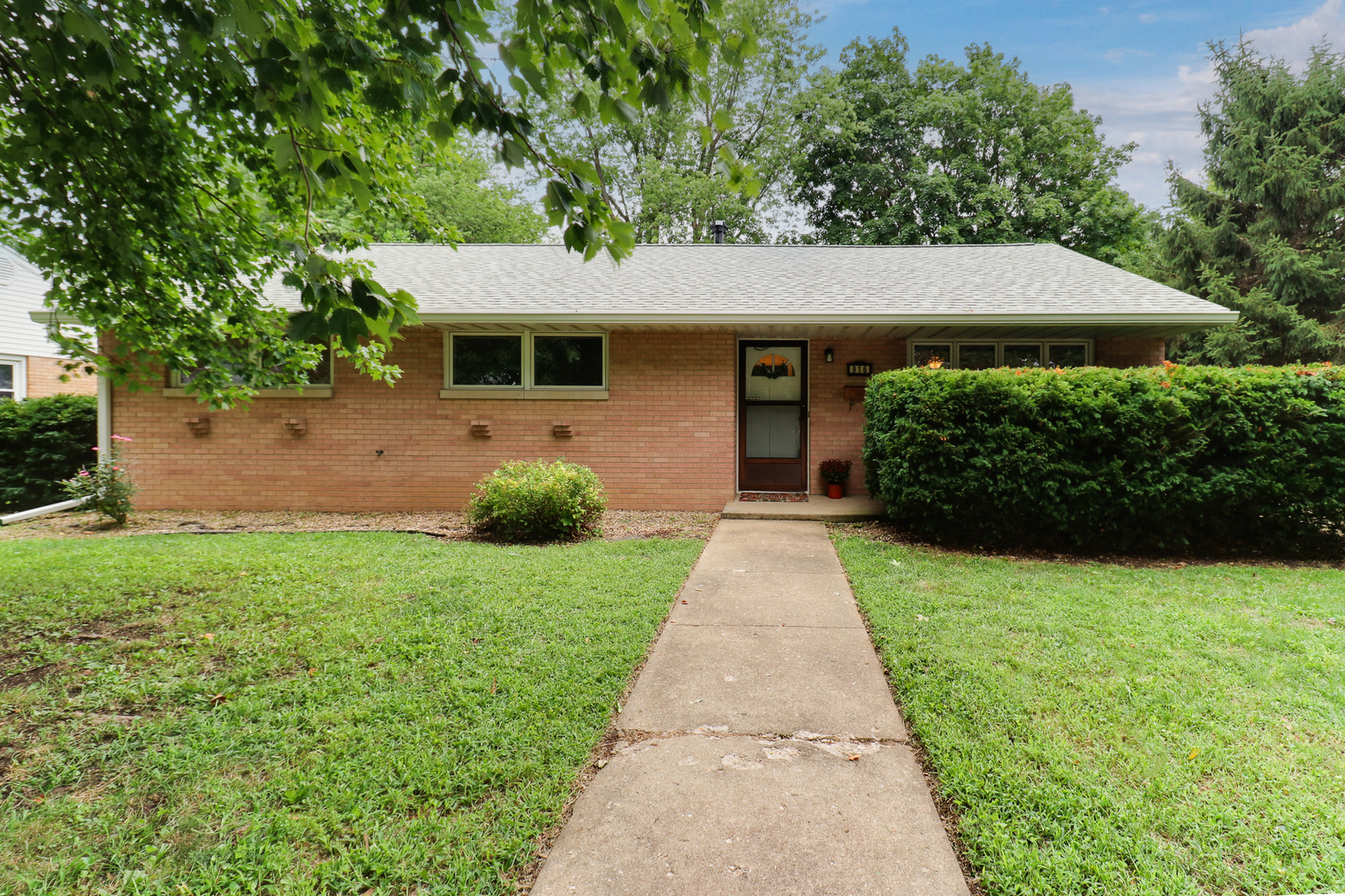 916 Parmon Road, Bloomington, IL 61701