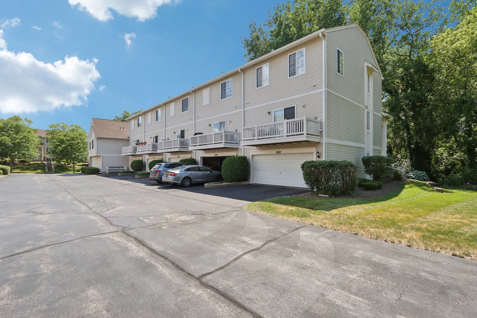 406 Cary Woods Circle, Cary, IL 60013