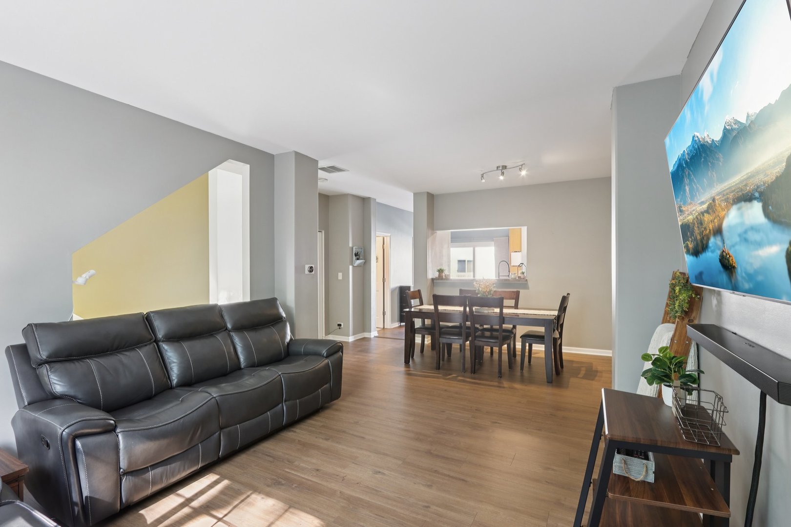 406 Cary Woods Circle, Cary, IL 60013