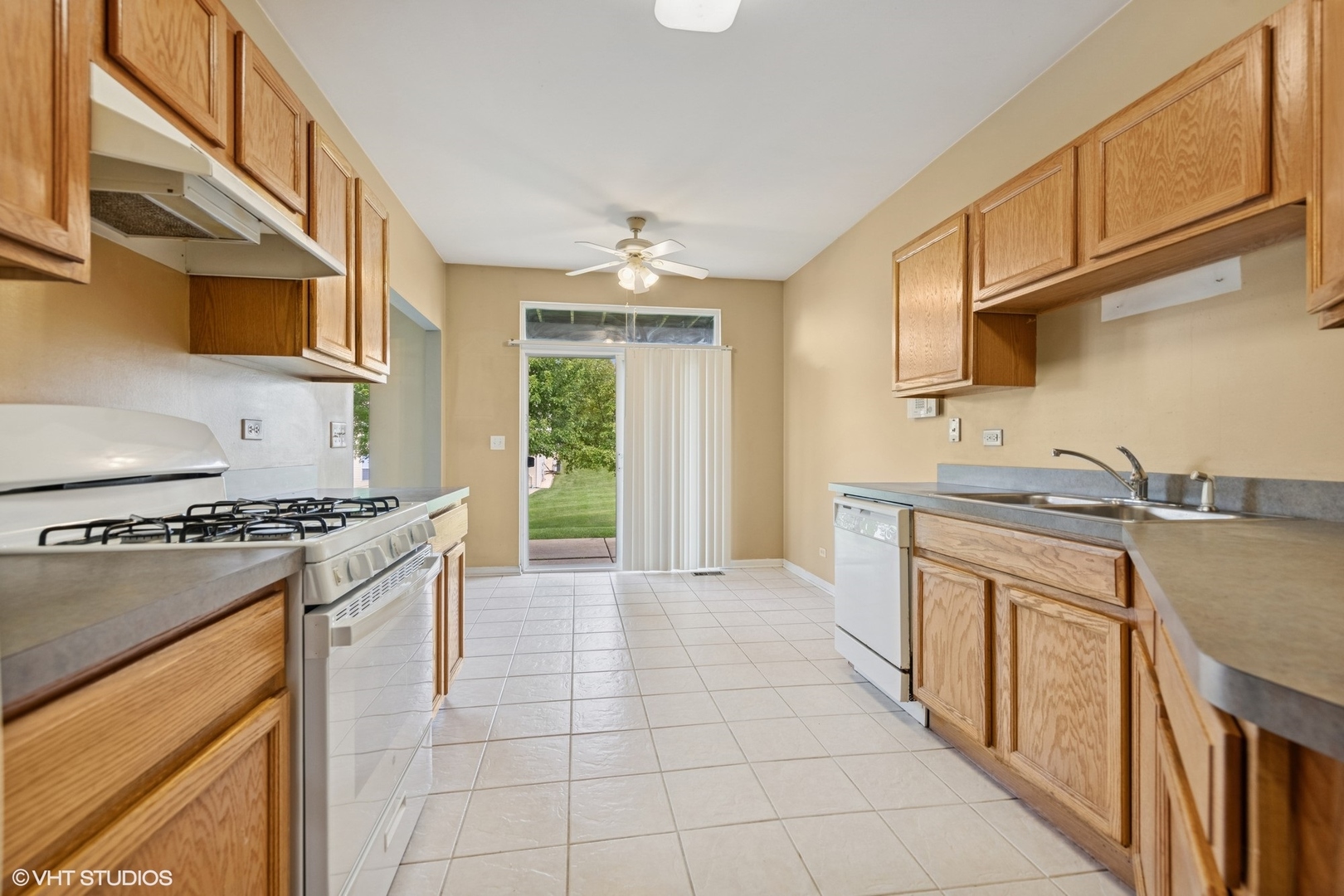 1648 Fredericksburg Lane, Aurora, IL 60503