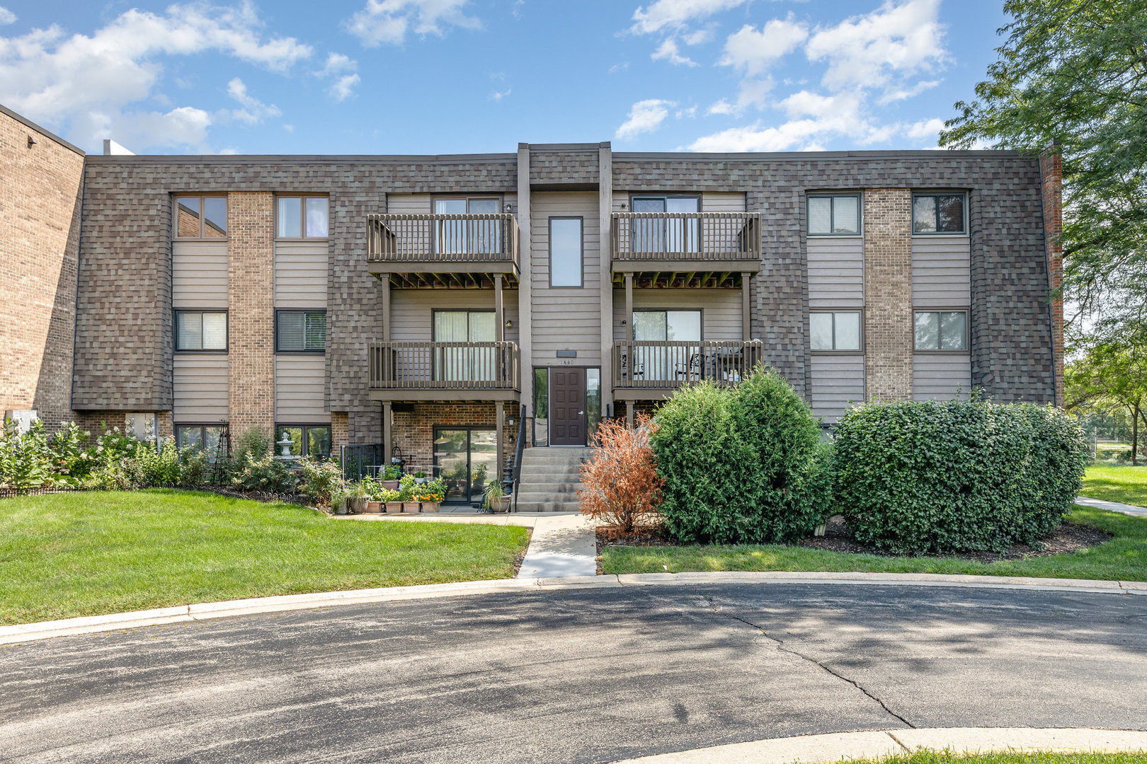 1440 Stonebridge Circle #J10, Wheaton, IL 60189