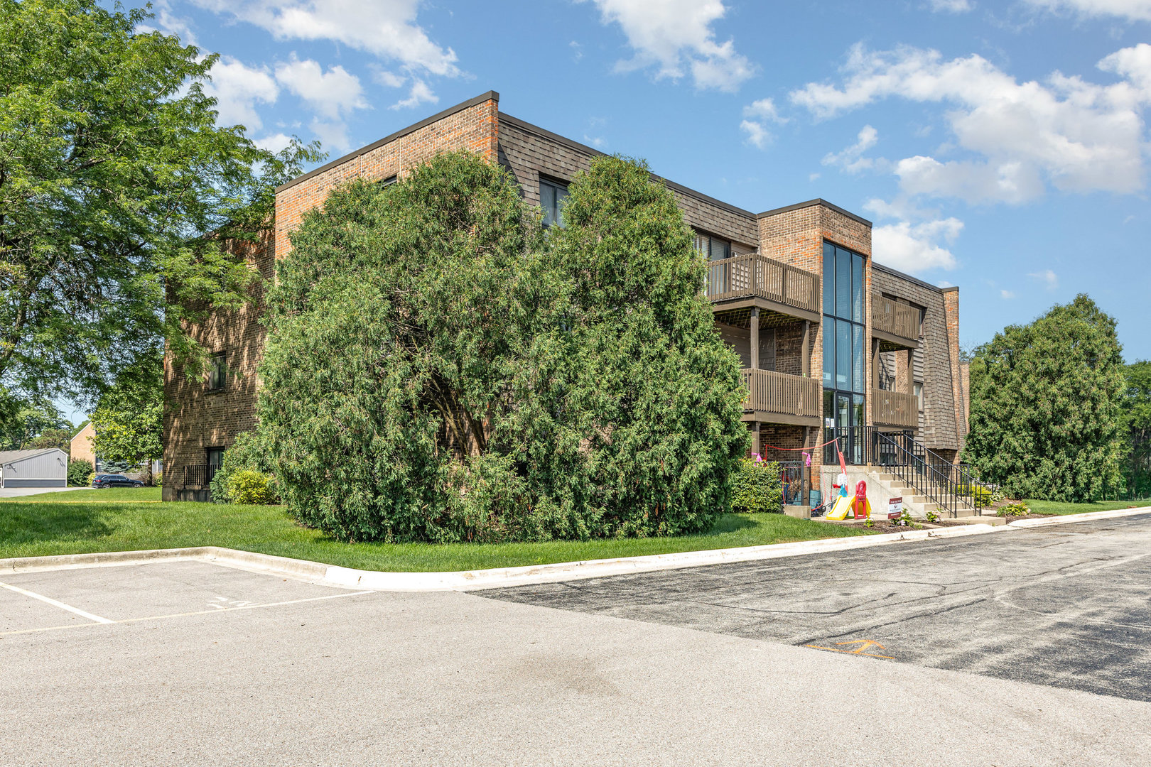 1440 Stonebridge Circle #J10, Wheaton, IL 60189