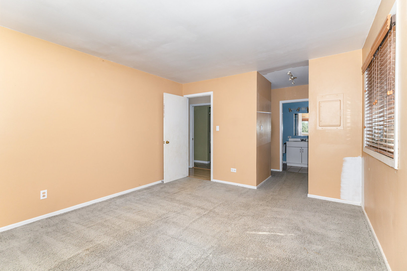 1440 Stonebridge Circle #J10, Wheaton, IL 60189