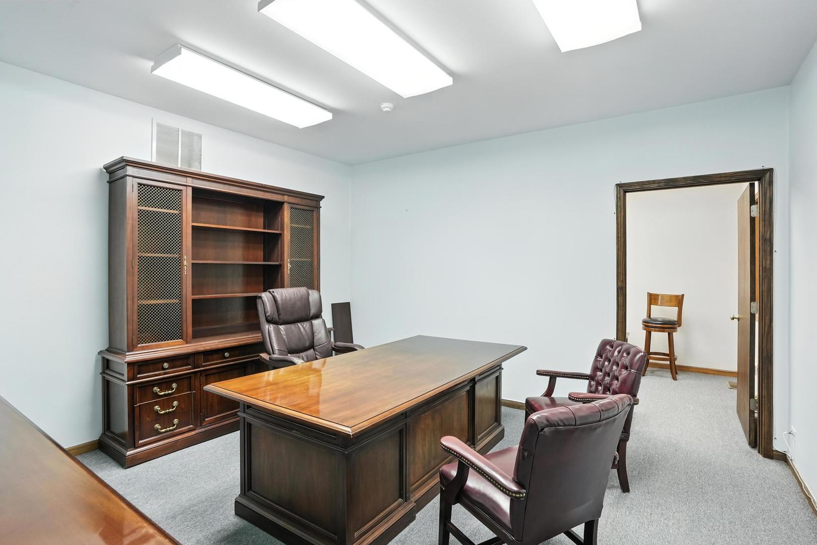 32 W BURLINGTON Avenue, Westmont, IL 60559