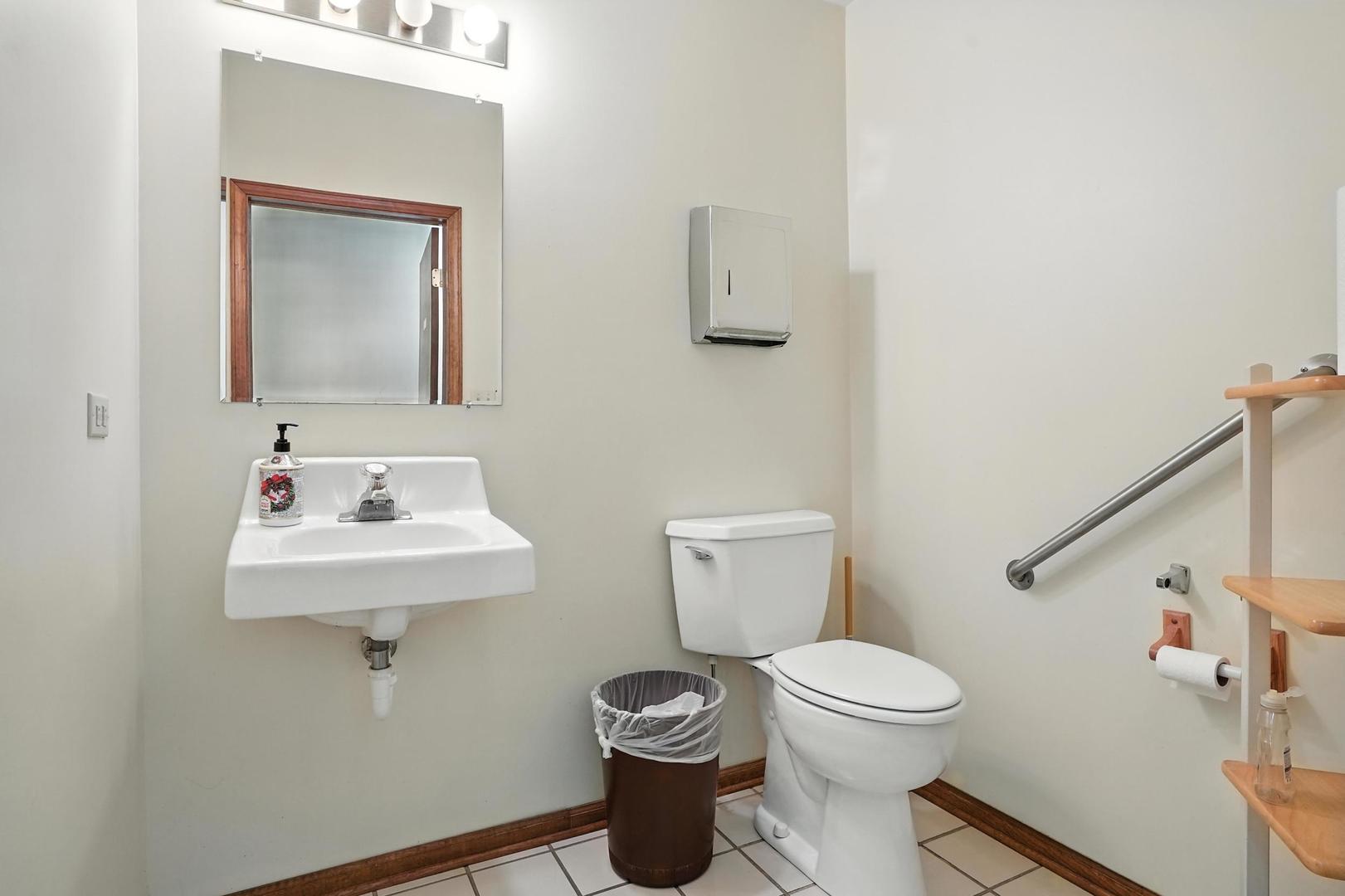 32 W BURLINGTON Avenue, Westmont, IL 60559