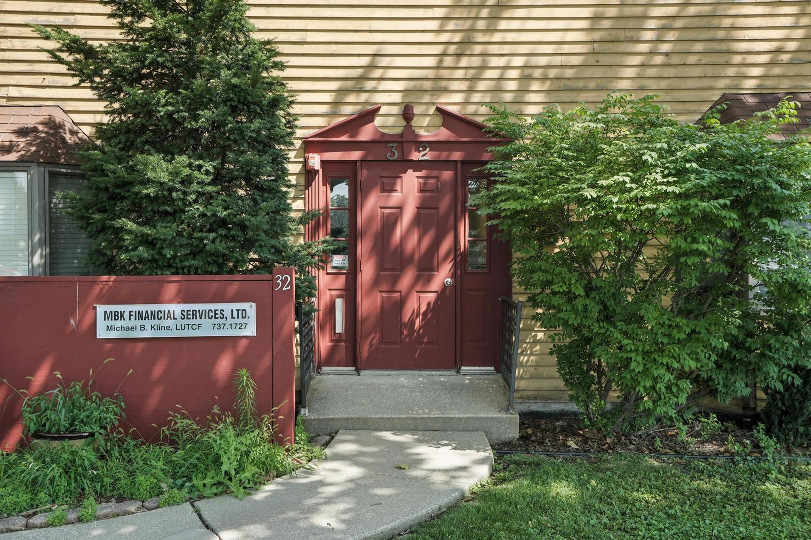 32 W BURLINGTON Avenue, Westmont, IL 60559