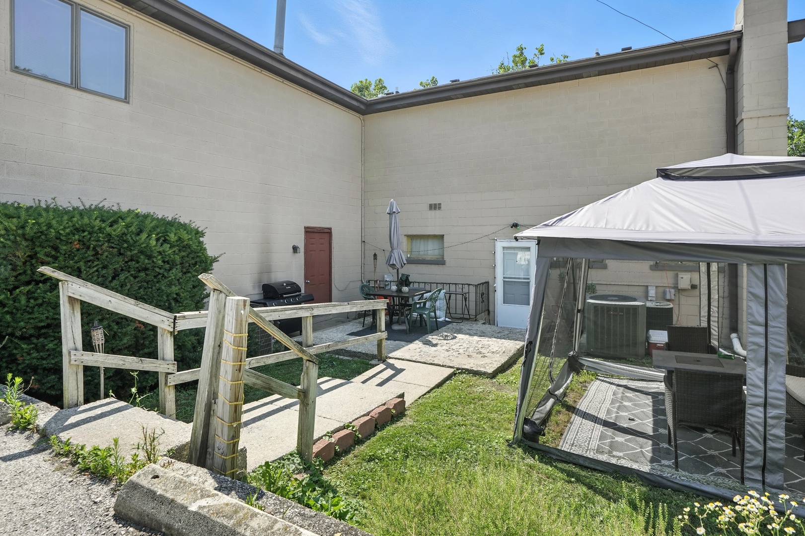 32 W BURLINGTON Avenue, Westmont, IL 60559