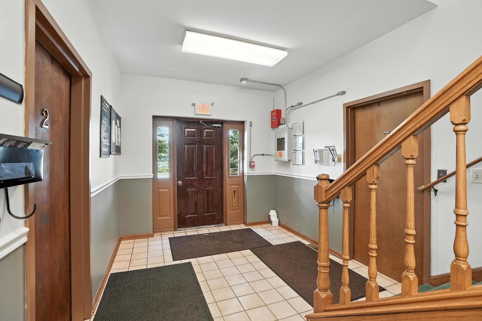 32 W BURLINGTON Avenue, Westmont, IL 60559